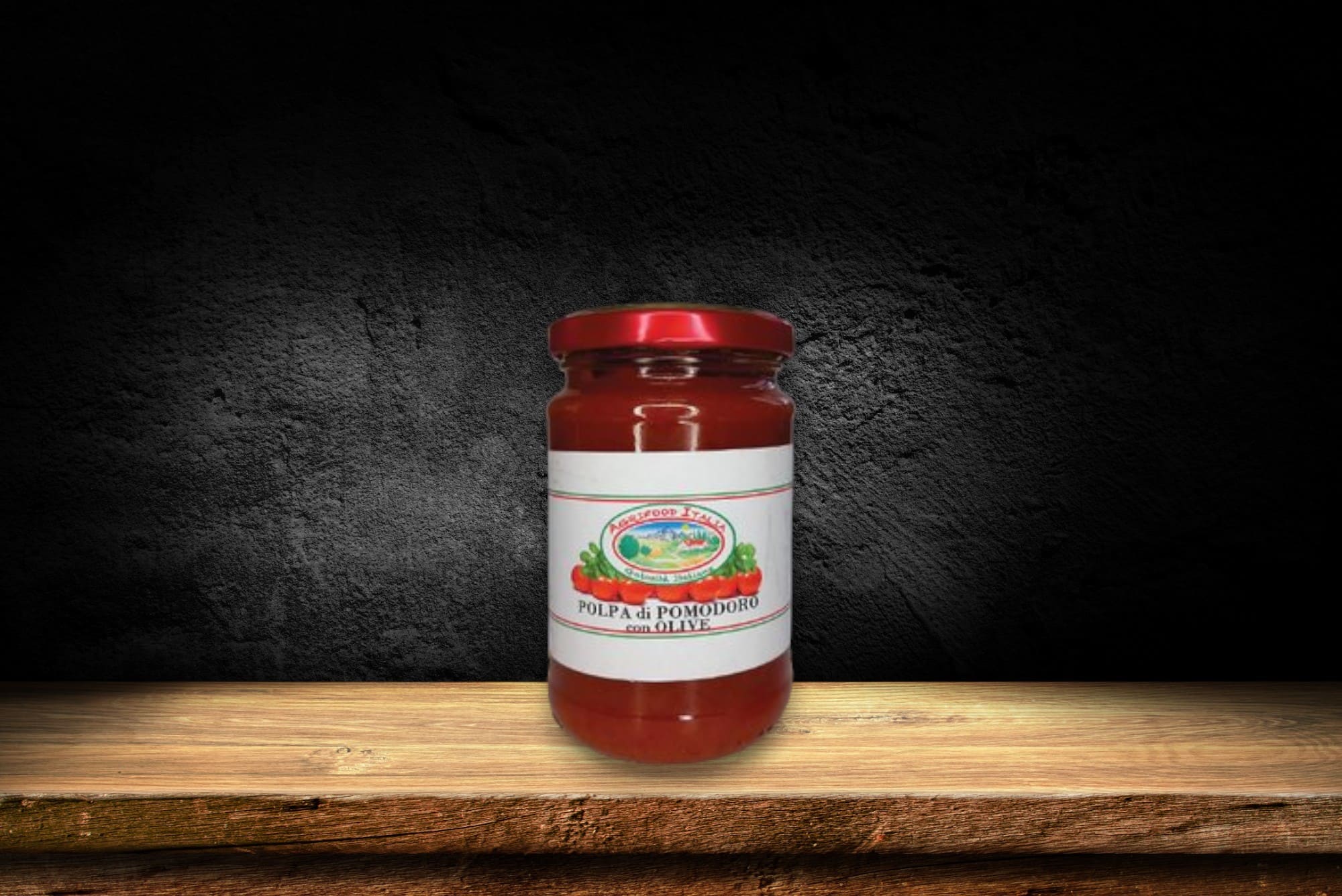 Barattolo di polpa di pomodoro con olive